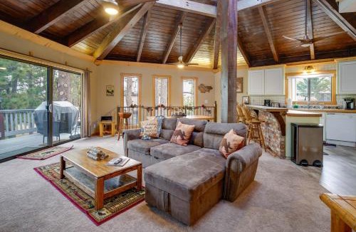 Upper Moonridge House | Big Bear Cabin with Hot Tub Less Than 3 Mi to Skiing!