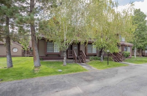 Big Bear Lake House | Big Bear Cozy House walking from lake, 2 swiming pools, hot Tubs, Tennis courts