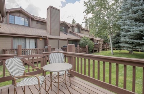 Big Bear Lake House | Big Bear Cozy House walking from lake, 2 swiming pools, hot Tubs, Tennis courts