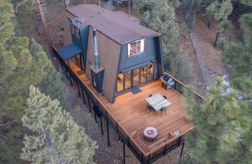 Whispering Forest House | Big Bear Retreat w Fire Pit, Deck, & Cabin Vibes
