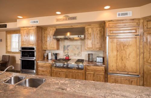 Ironwood Estates House | Big Bear Village View Haus is a large pet and kid friendly chalet with hot tub located a short walk to village