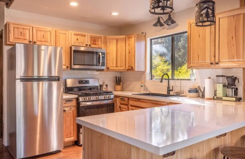 Whispering Forest Cabin | Big Blue|Rustic Modern, Jacuzzi, Centrally located