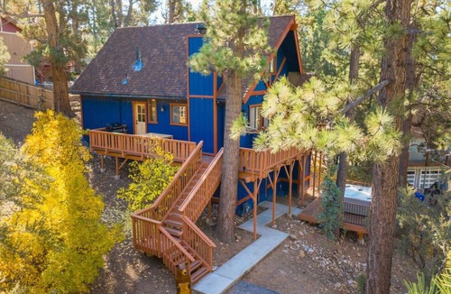 Whispering Forest Cabin | Big Blue|Rustic Modern, Jacuzzi, Centrally located