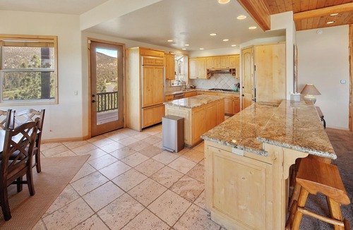 Castle Glen Estates House | BIG Lake Views/King Beds/Garage/Balconies/Games/Snow Summit, Marina, The Village