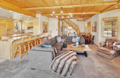 Castle Glen Estates House | BIG Lake Views/King Beds/Garage/Balconies/Games/Snow Summit, Marina, The Village