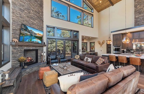 Upper Moonridge Cabin | Big Sky: Luxury Big Bear Lodge! Hot Tub! Pool Table! Fire Pit! 2 Primary Suites! Dog Friendly! A/C! Forest Walks! Arcade! EV Charger!