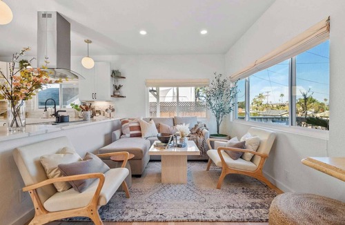 Point Loma House | Bikes, beach gear, private yard + walk to sand — your OB surf & chill escape awaits.