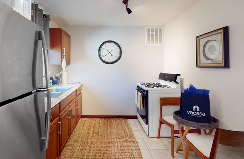 Village of La Jolla House | Bishops Brilliance Walk to La Jolla Village and ocean from this charming cottage