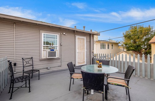 Village of La Jolla House | Bishops Brilliance Walk to La Jolla Village and ocean from this charming cottage