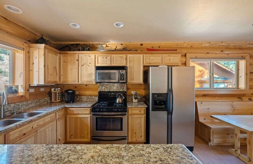 Castle Glen Estates House | Black Bear Castle | Luxe Log Cabin | Spa | Games