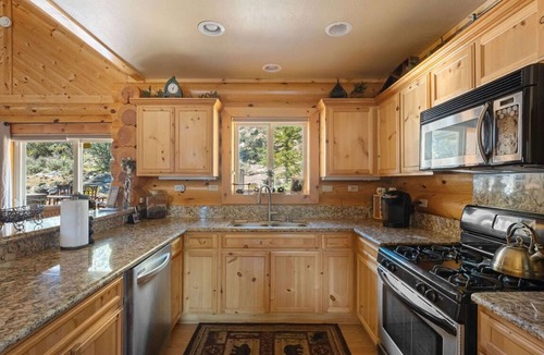 Castle Glen Estates House | Black Bear Castle | Luxe Log Cabin | Spa | Games