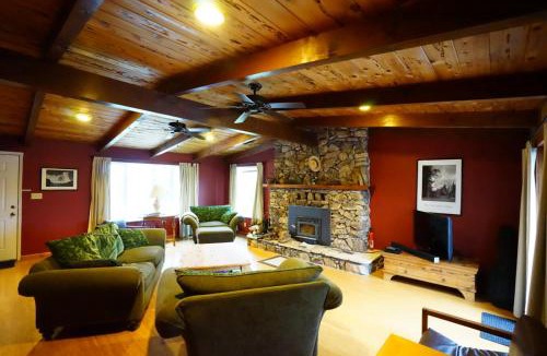 Mariposa House | Black Oak Hill Vista near Yosemite - mountain views & starry night sky
