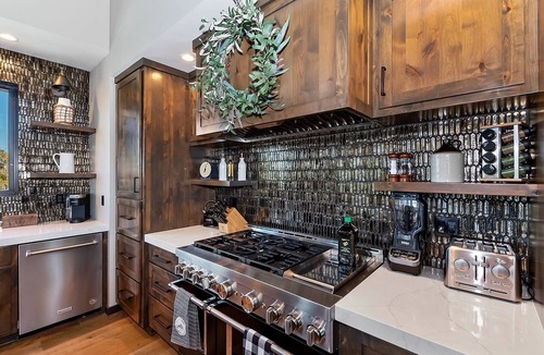 Upper Moonridge Cabin | Black Rock: Luxurious! Theatre! Hot Tub! Pool Table! 2 Masters! A/Cs! Fire Pit! Game Room w/6 TVs! Massive Deck! Views! Forest Walks! EV Charger! Dog Friendly!