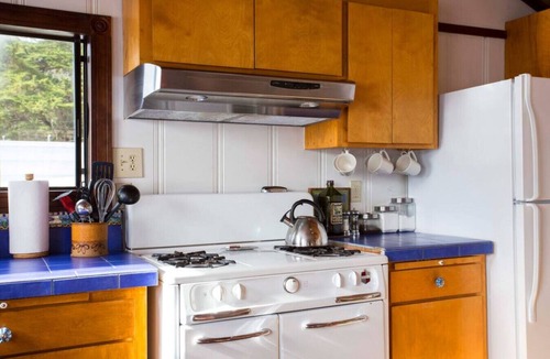 McDonald House | Bleu Bay | Charming Coastal Cottage, Private Beach