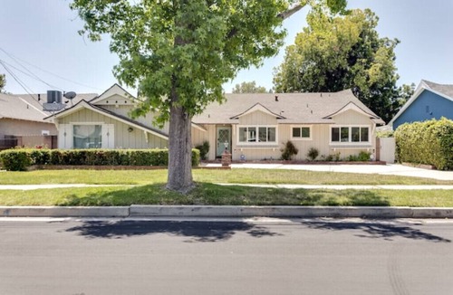 Valley Glen House | Blue Door Oasis -5 min to Universal & Hollywood