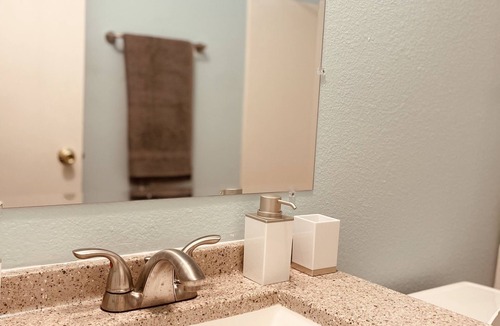 Lathrop House | Blue Oasis right off the Freeway I5!