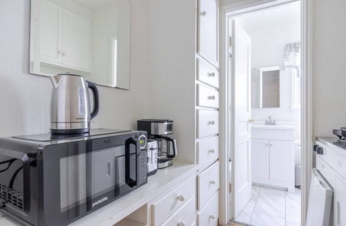 Beverly Hills Apartment | Blueground | Beverly Hills, view, nr Beverly Hills Park