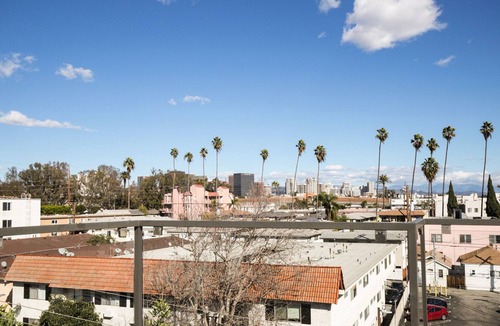West Los Angeles Apartment | Blueground | Brentwood, rooftop & AC, near UCLA