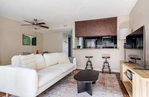 Downtown Apartment | Blueground | Glendale, pool & AC, nr Americana