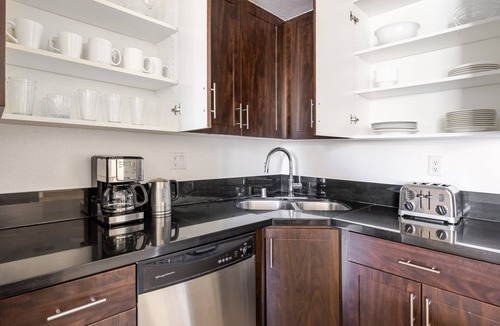 Greater Wilshire - Hancock Park Apartment | Blueground | Mid-Wilshire, rooftop BBQ, nr museum