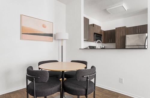 Miracle Mile Apartment | Blueground | Miracle Mile, rooftop, nr La Brea Tar Pits