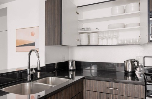 Miracle Mile Apartment | Blueground | Miracle Mile, rooftop, nr La Brea Tar Pits