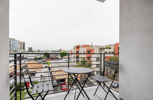 NoHo Arts District Apartment | Blueground | NoHo, pool & w/d, nr Universal