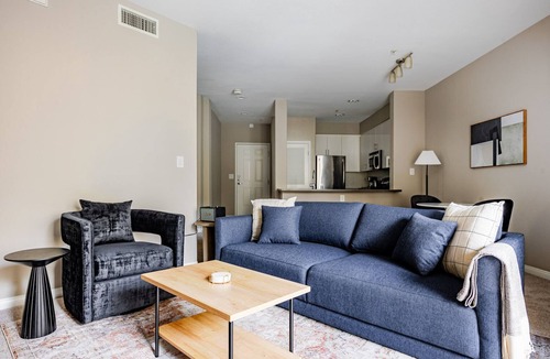 Pasadena Apartment | Blueground | Pasadena, pool & AC, nr City Hall