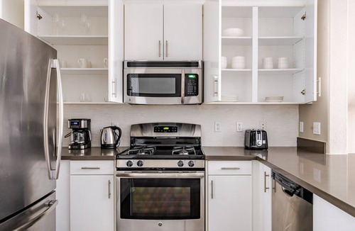 Pasadena Apartment | Blueground | Pasadena, pool & AC, nr City Hall