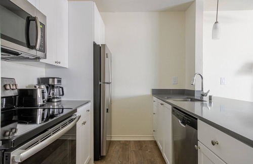 Pasadena Apartment | Blueground | Pasadena, pool, nr Pasadena Park