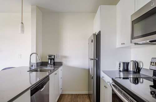 Pasadena Apartment | Blueground | Pasadena, pool, nr Pasadena City Hall