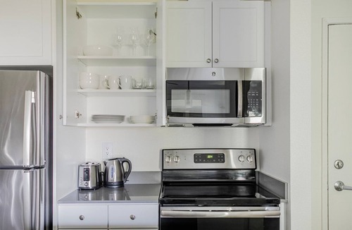 Pasadena Apartment | Blueground | Pasadena, pool, nr Pasadena City Hall