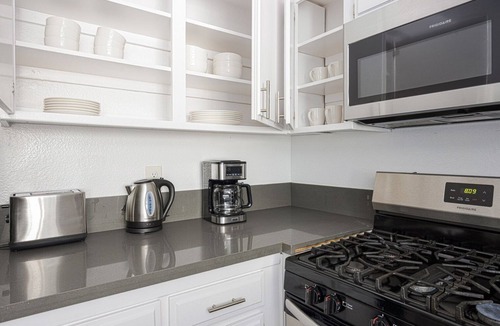 Sherman Oaks Apartment | Blueground | Sherman Oaks, view, nr Lake Balboa
