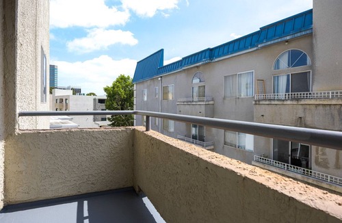 Sherman Oaks Apartment | Blueground | Sherman Oaks, view, nr Lake Balboa
