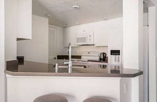 Studio City Apartment | Blueground | Studio City, jacuzzi, nr Lake