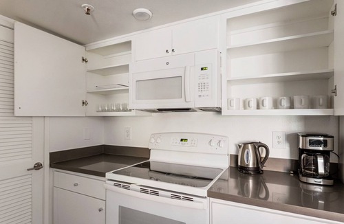 Studio City Apartment | Blueground | Studio City, jacuzzi, nr Lake