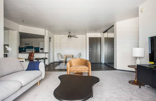 Studio City Apartment | Blueground | Studio City, jacuzzi, nr Lake