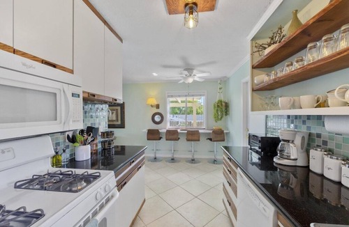 Loma Alta House | Bluff Bungalow/VIEW/3 mi to beach/King bed/Pet friendly