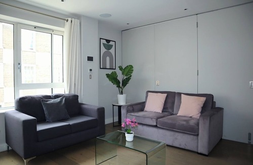 Vincent Square Apartment | BnBNook - Bright 3BR by Trafalgar Square and Big Ben