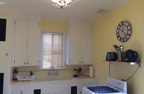 Burbank Apartment | Boho-Chic Retreat - Retro & Relaxing with Full Kitchen