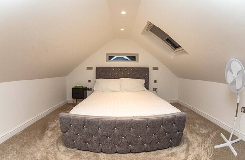 Bumble's Green House | Bonneville House, Private Jacuzzi Modern Interior