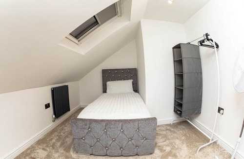 Bumble's Green House | Bonneville House, Private Jacuzzi Modern Interior