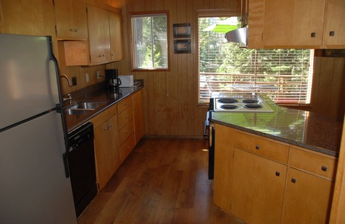 Chamberlands House | Book thirty-day ski leases today! Driveway snow plow included! Dog ok!