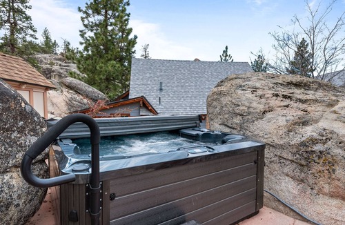 Boulder Bay Ski Chalet | Boulder Bay Chalet Lakefront- Elegantly Decorated With Hot Tub And Game Room! 3 Bedroom Chalet