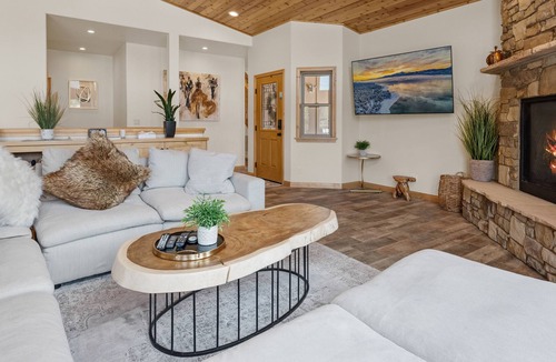 Boulder Bay Ski Chalet | Boulder Bay Chalet Lakefront- Elegantly Decorated With Hot Tub And Game Room! 3 Bedroom Chalet