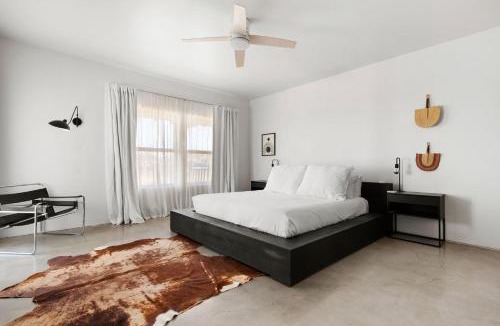 Yucca Valley House | Boulder Surrounded Escape- ANOTHERdeserthouse