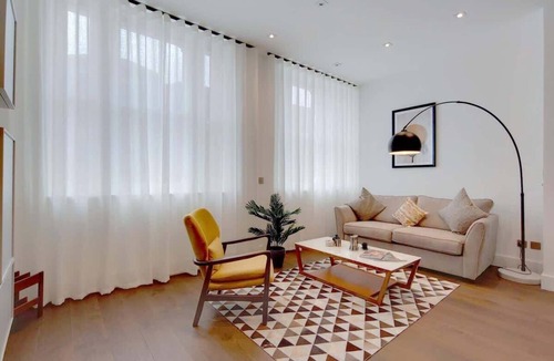 Cathedrals Apartment | BR10 - Stylish 2-Bed in the Heart of Borough