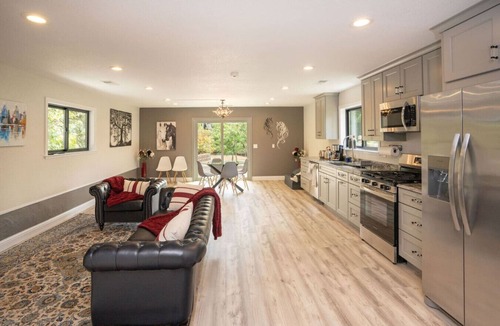 Alta Sierra House | Brand New 1,000 sq' Guesthouse on Gorgeous Gated Estate! Hot Tub Chef's Kitchen