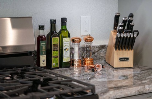 Alta Sierra House | Brand New 1,000 sq' Guesthouse on Gorgeous Gated Estate! Hot Tub Chef's Kitchen