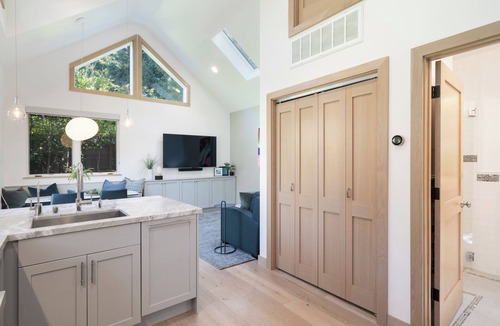 Oak Knoll - Redwood Park Cottage | Brand New Guesthouse in Redwood City near Stanford.